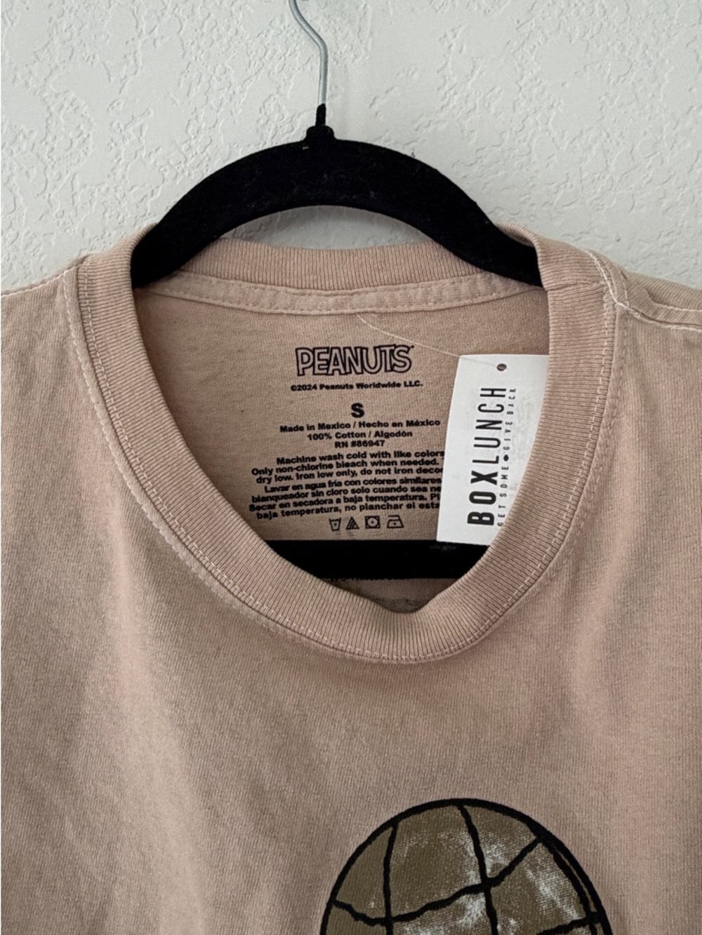 PEANUTS BOXLUNCH SNOOPY DESERT NEEDLES MOTEL GRAPHIC TEE BEIGE SAND SMALL - Picture 3 of 4